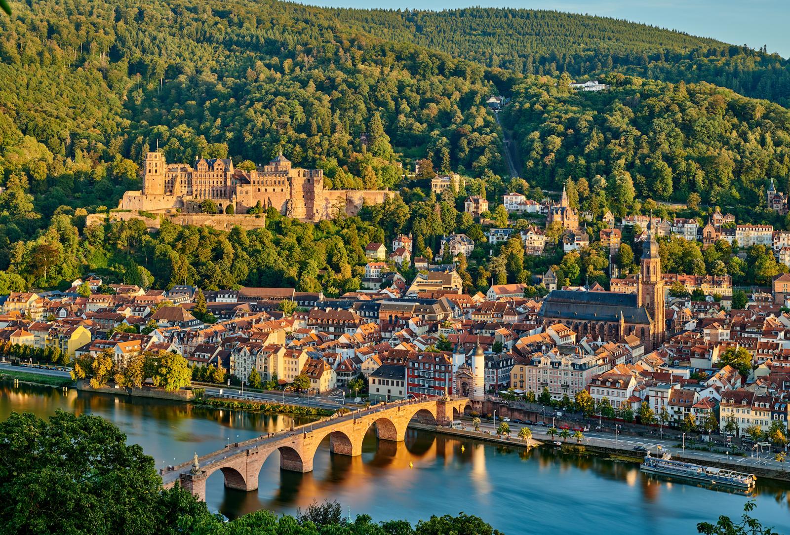 Panorama von Heidelberg mit Schloss, Altstadt und Alter Brücke in der Abendsonne