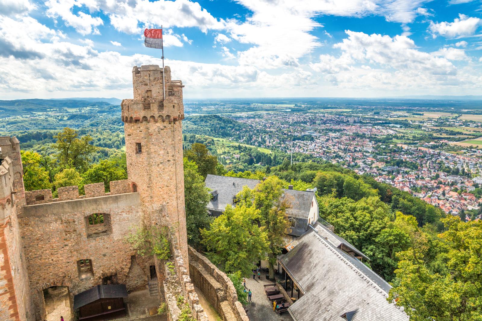 Blick von der Burg Windeck bei Weinheim über die Rheinebene – Symbol für Überblick und regionale Verbundenheit