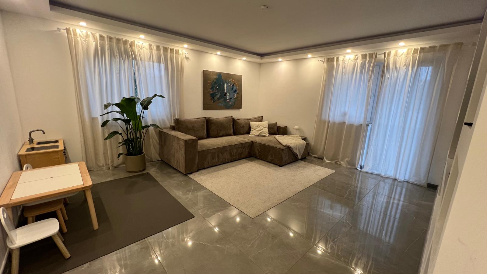 Modernes Wohnzimmer einer 2-Zimmer-Wohnung in Leimen mit stilvollem Design