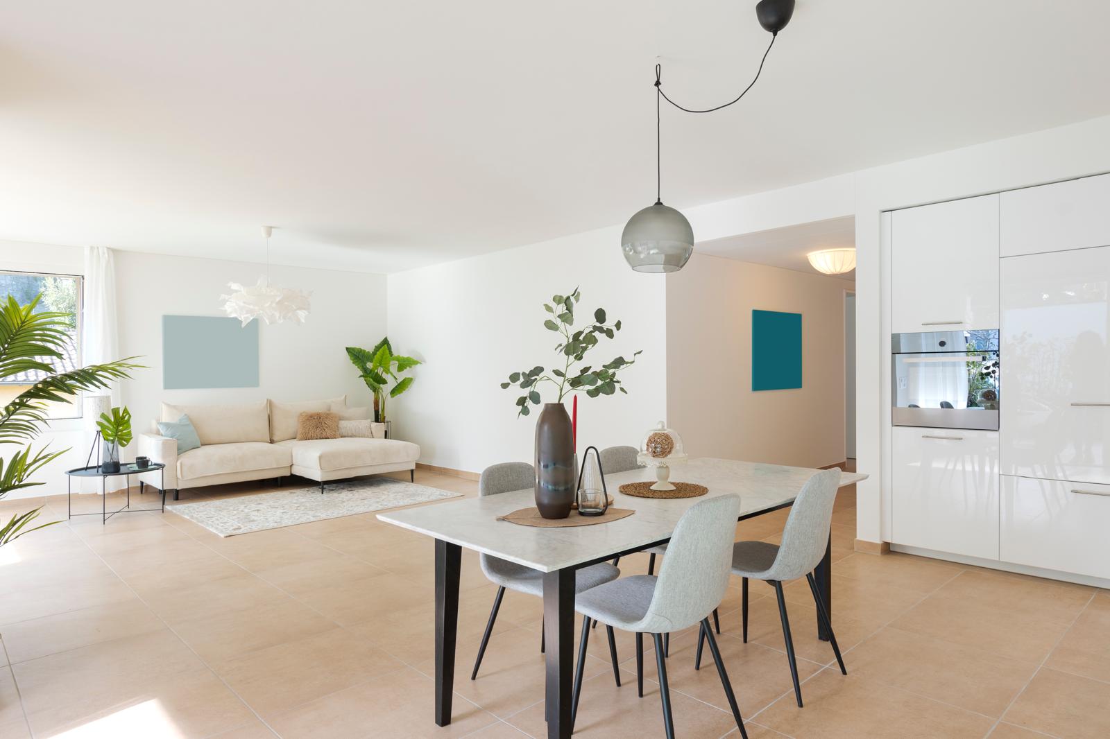 Helles modernes Wohnzimmer mit Essbereich – Immobilie verkaufen