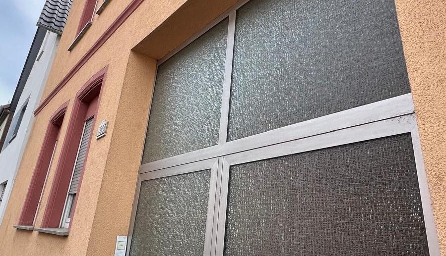 Fassade eines gepflegten Einfamilienhauses in Edingen-Neckarhausen mit moderner Glastür